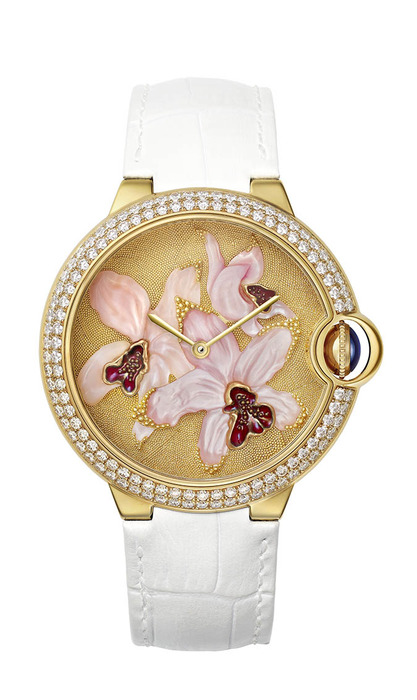 Cartier Ballon Bleu de Cartier 金屬珠粒和雕刻珍珠母貝蘭花裝飾腕錶。
